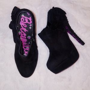 Betsey Johnson Rhinestone Studded Bow Heels 7M